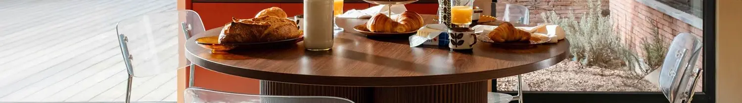 Kompakter Esstisch in Holzoptik mit Stühlen